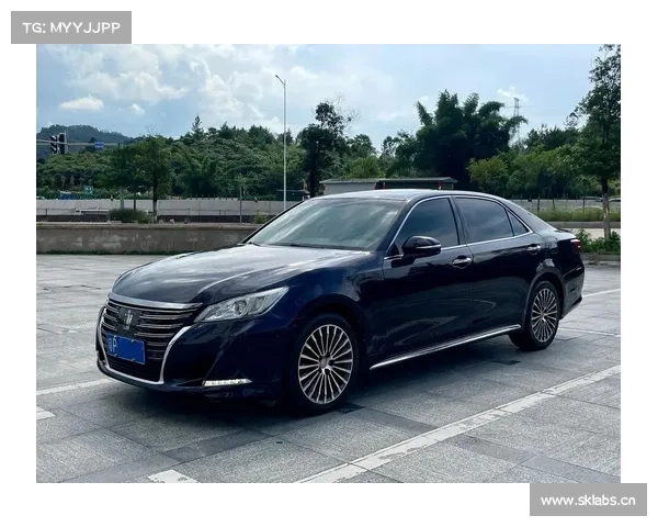 丰田皇冠2.0T动力不减 店内实拍图片