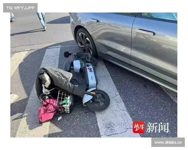 事发福安！街尾路口两车相遇，右转车辆不让直行电动车，撞上了…